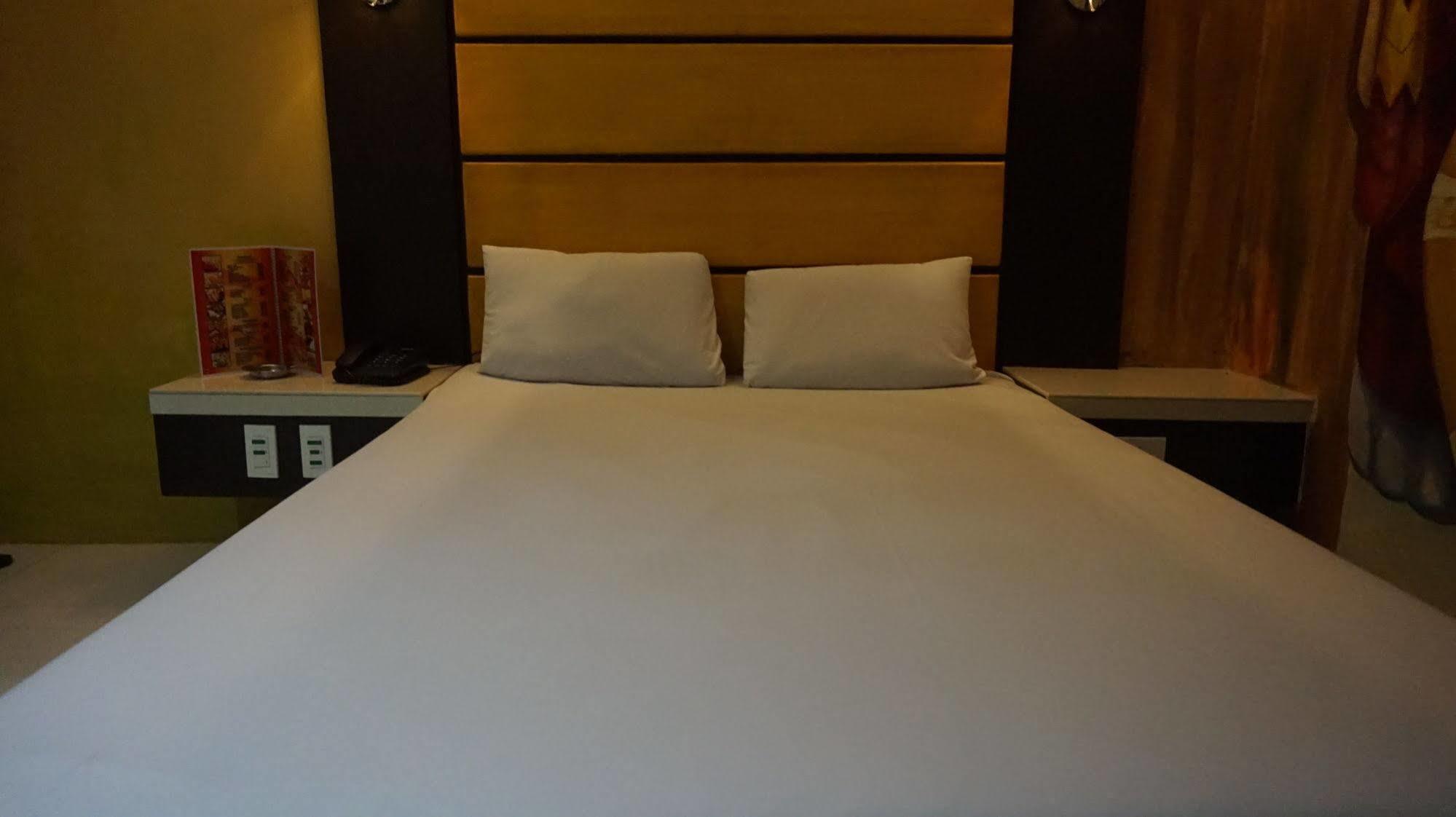 Harts Hotel-Bandar Quezon Luaran gambar